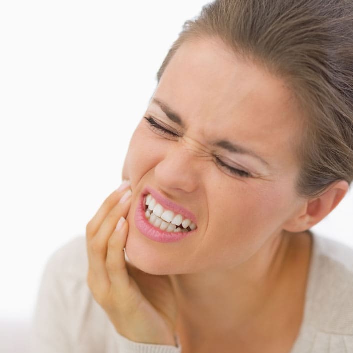 woman with mouth pain - emergency dentist near you